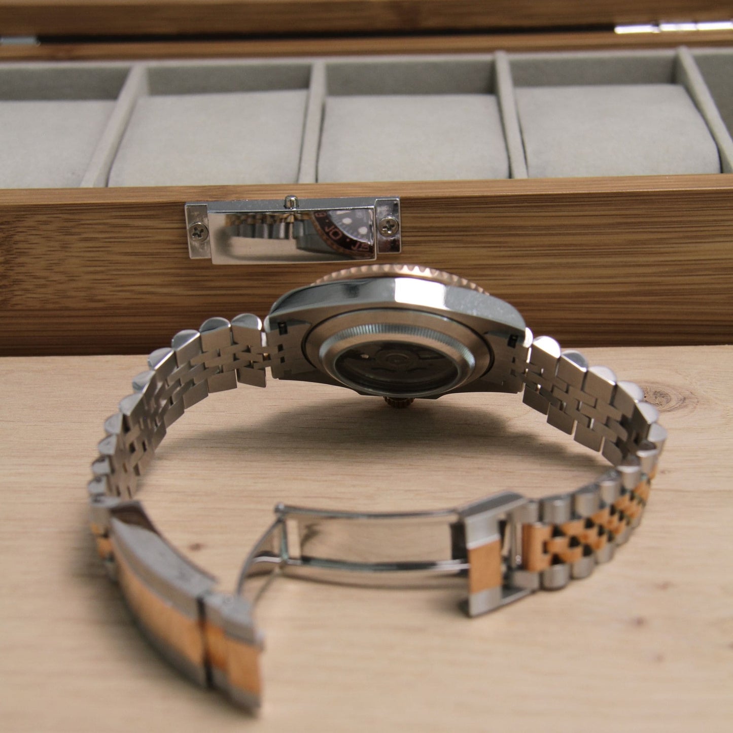 Fond de boîte transparent de la Seiko Mod GMT Root beer – mouvement automatique visible NH34.