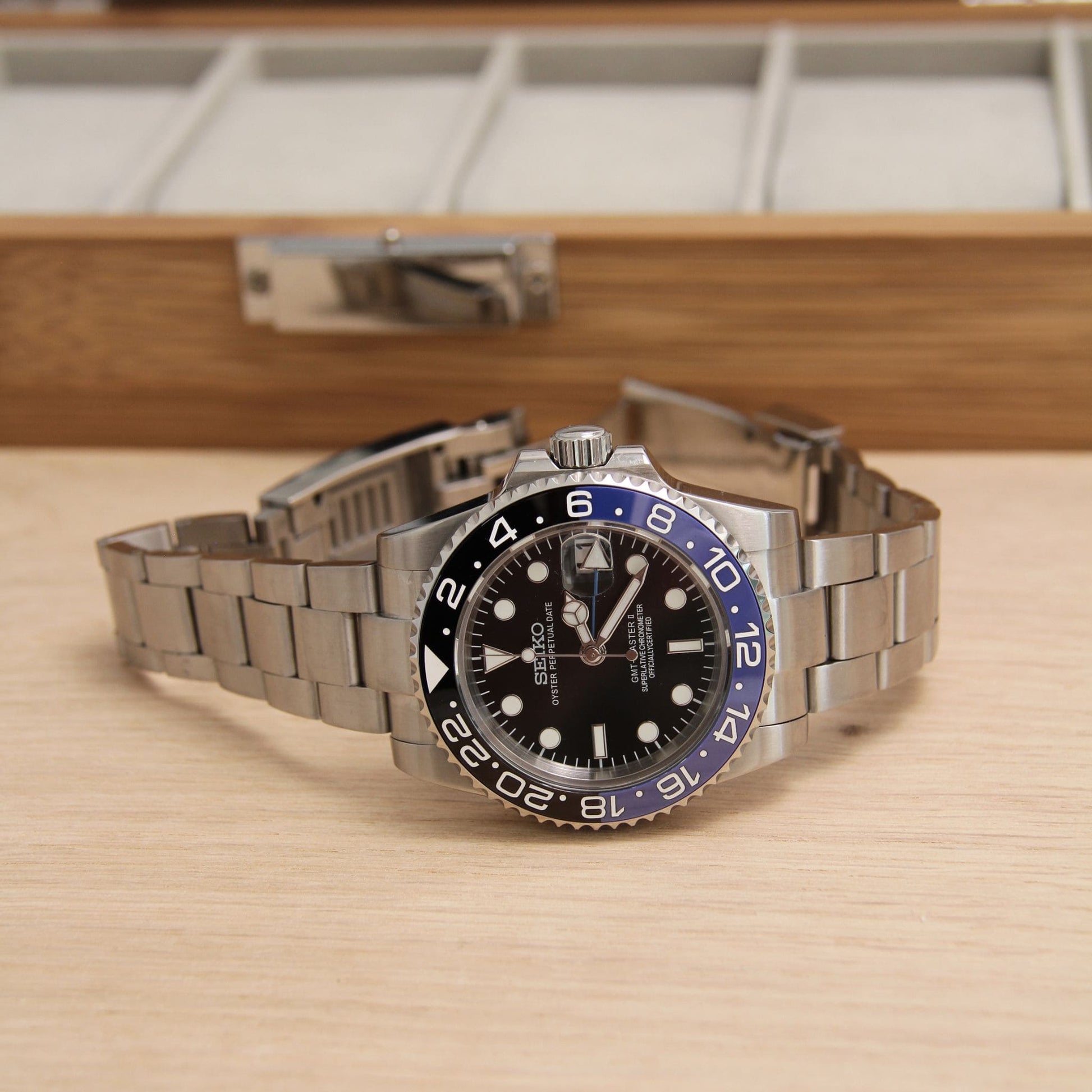 Montre Seiko Mod GMT Batman avec bracelet - mouvement automatique visible NH34