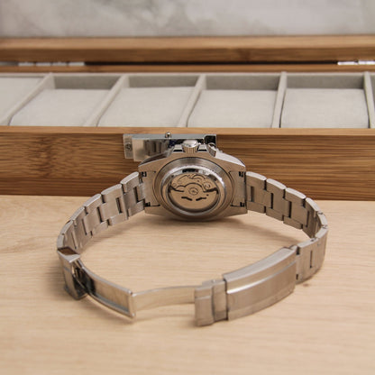 Fond de boîte transparent de la Seiko Mod GMT Batman – mouvement automatique visible NH34