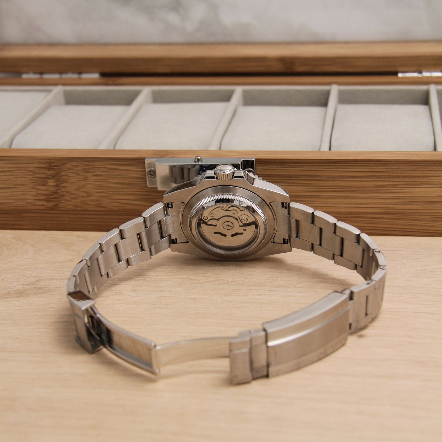 Fond de boîte transparent de la Seiko Mod GMT Batman – mouvement automatique visible NH34