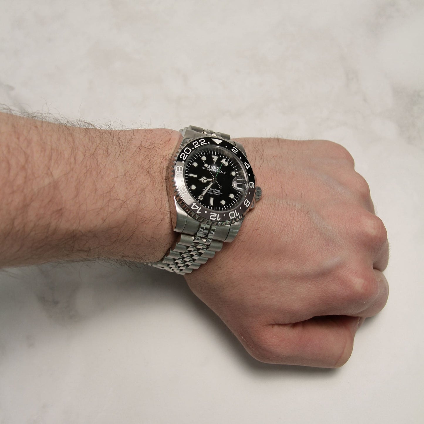 Seiko Mod GMT Bruce Wayne portée au poignet – montre personnalisée élégante à lunette grise céramique