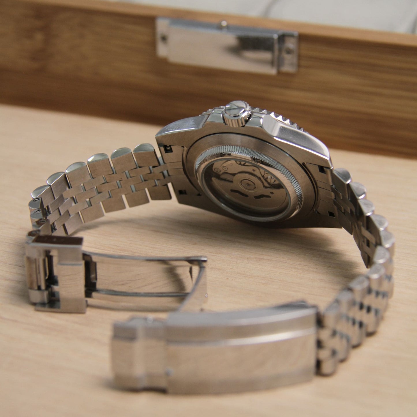 Fond de boîte transparent de la Seiko Mod GMT Bruce Wayne – mouvement automatique visible NH34