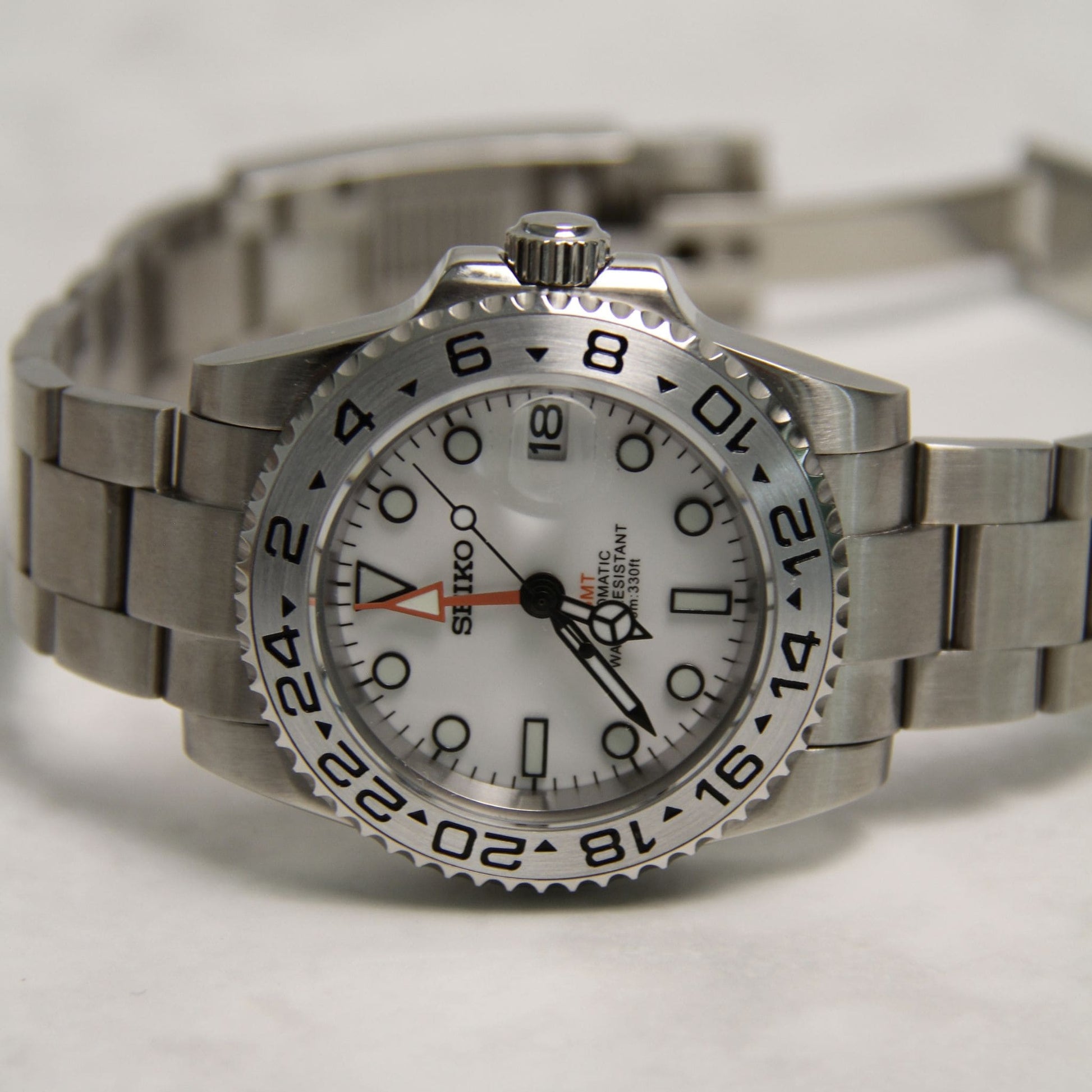 Montre Seiko Mod GMT Explorer avec bracelet - mouvement automatique visible NH34