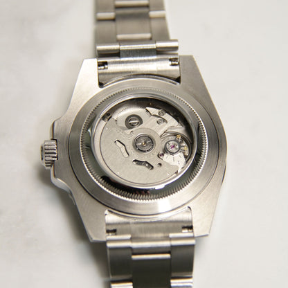 Fond de boîte transparent de la Seiko Mod GMT Explorer – mouvement automatique visible NH34.
