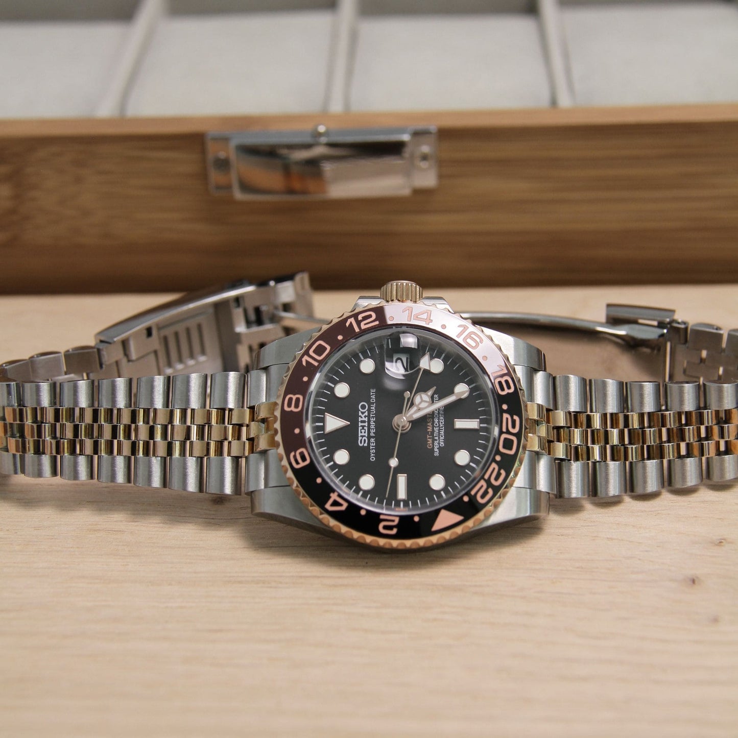 Montre Seiko Mod GMT Root beer avec bracelet - mouvement automatique visible NH34.