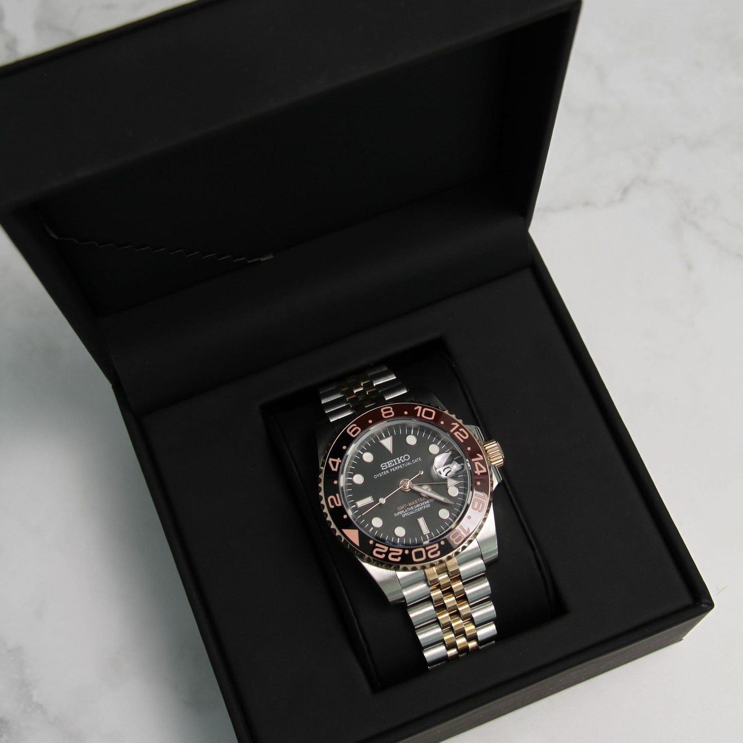 Montre Seiko mod gmt root beer dans son écrin Modus Seiko