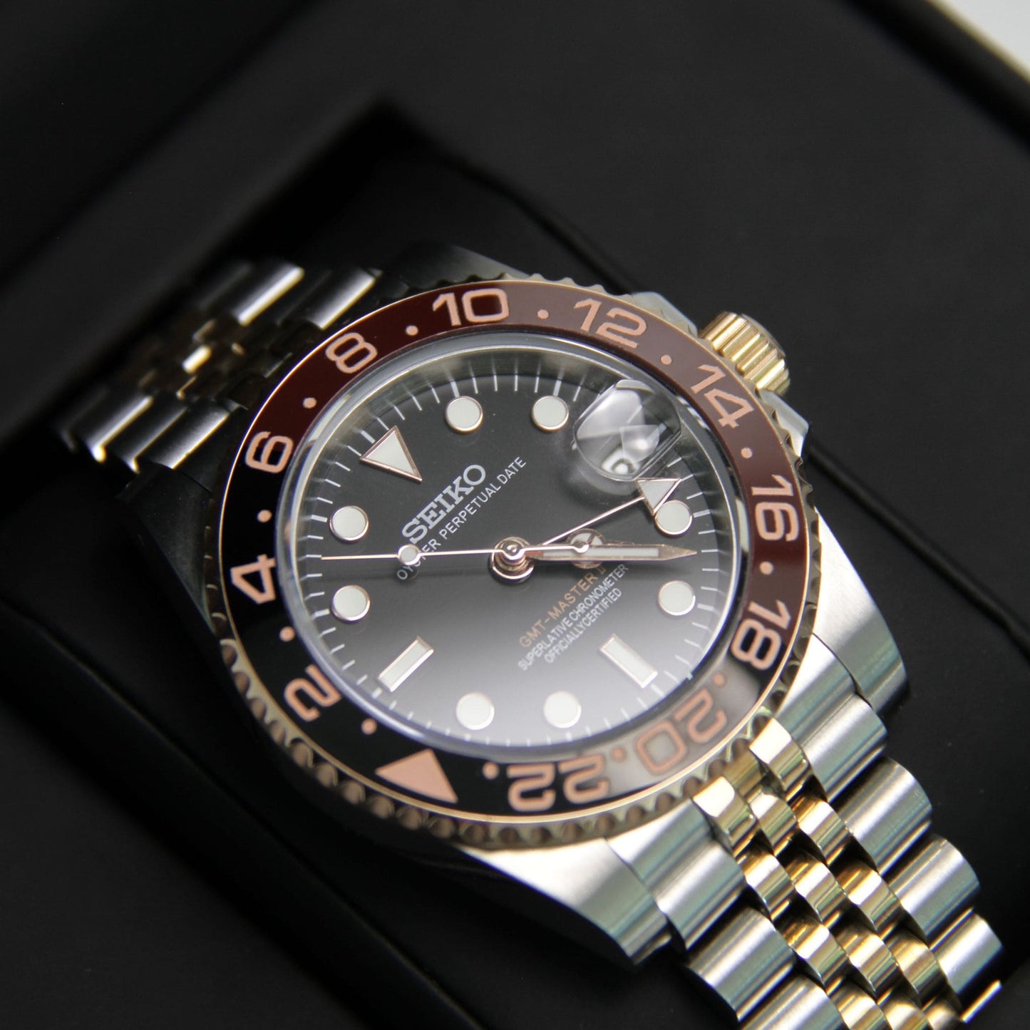 Montre Seiko mod gmt root beer en gros plan dans l'ecrin Modus Seiko