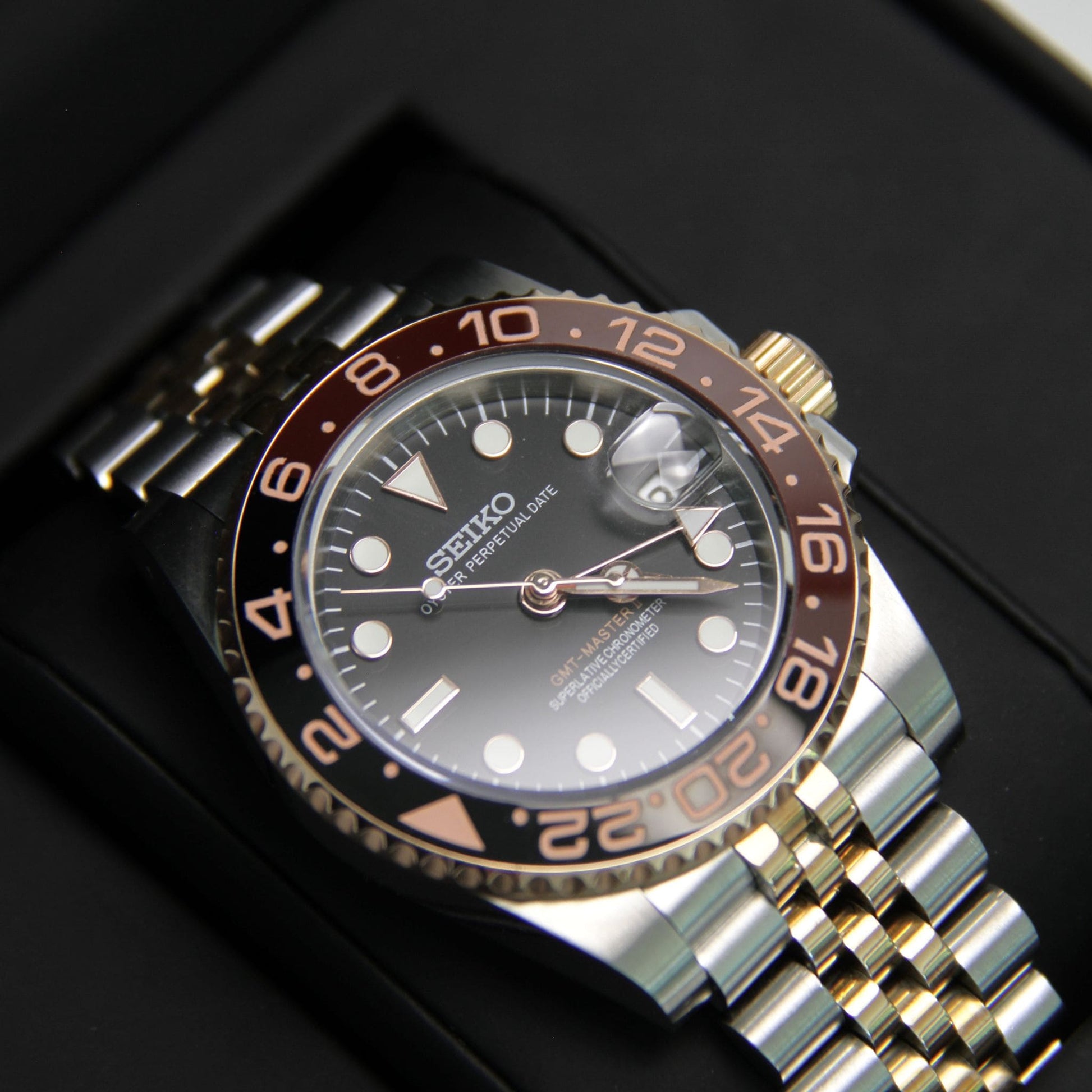 Montre Seiko mod gmt root beer en gros plan dans l'ecrin Modus Seiko