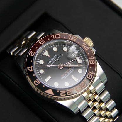 Montre Seiko mod gmt root beer en gros plan dans l'ecrin Modus Seiko