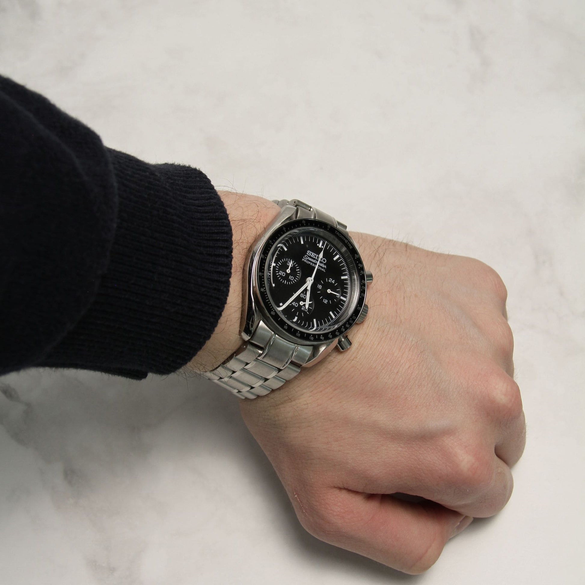 Seiko Mod Speedmaster noire portée au poignet – montre personnalisée sportive à cadran foncé et boîtier chronographe racé