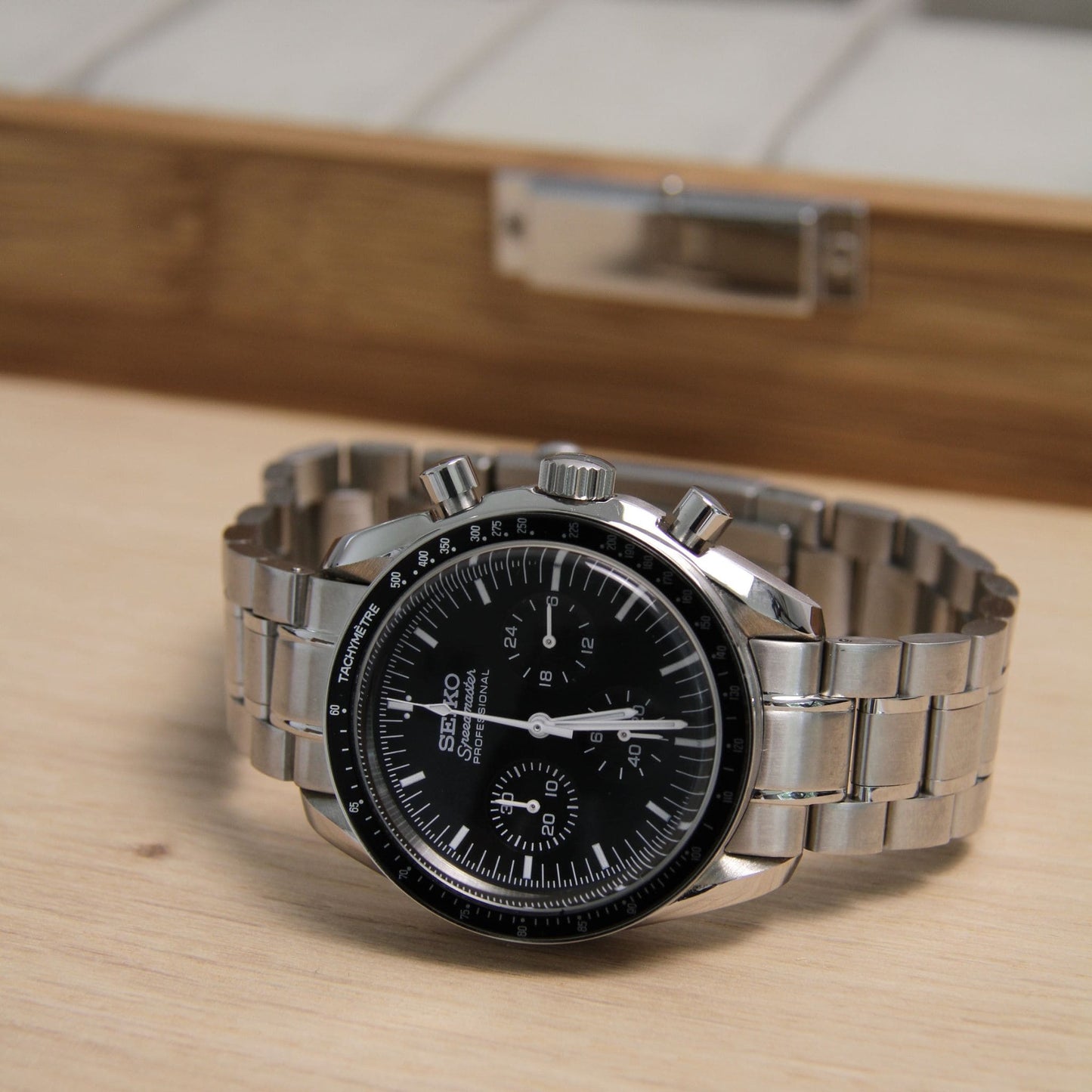Montre Seiko Mod Speedmaster noire avec bracelet – mouvement chronographe hybride visible VK63