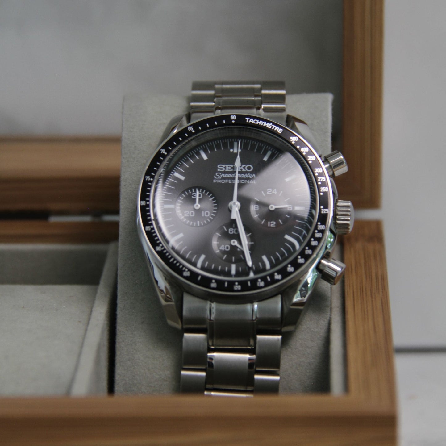 Montre Seiko mod speedmaster noir dans boite à montres
