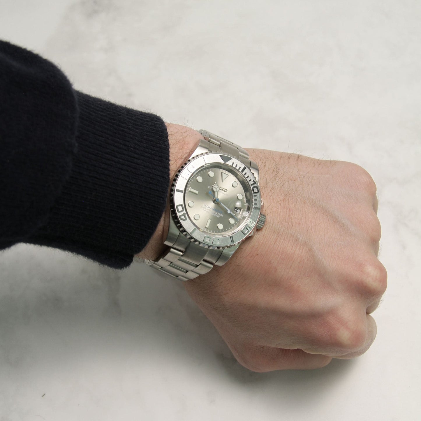 Seiko Mod Yachtmaster Bleu Gris portée au poignet – montre personnalisée sportive à lunette céramique et cadran soleillé