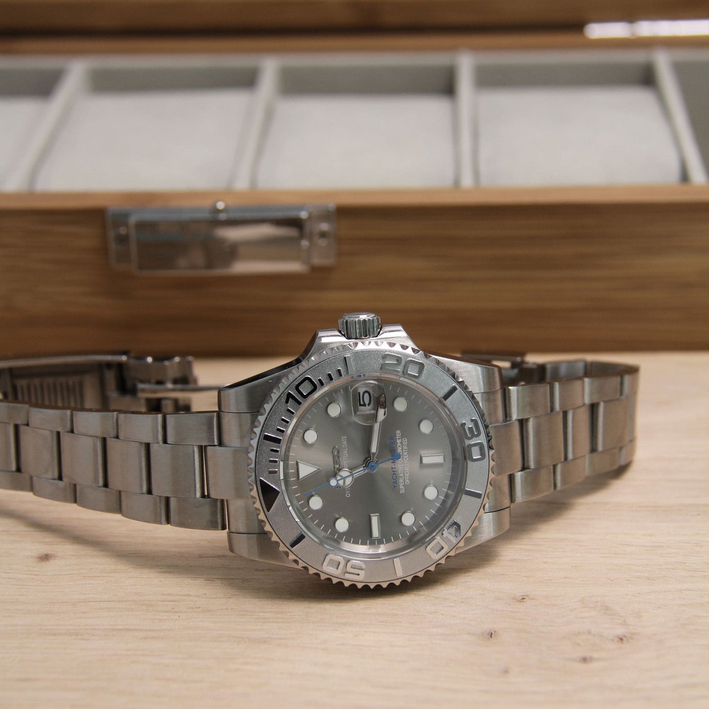 Fond de boîte transparent de la Seiko Mod Yachtmaster bleu gris – mouvement automatique visible NH35