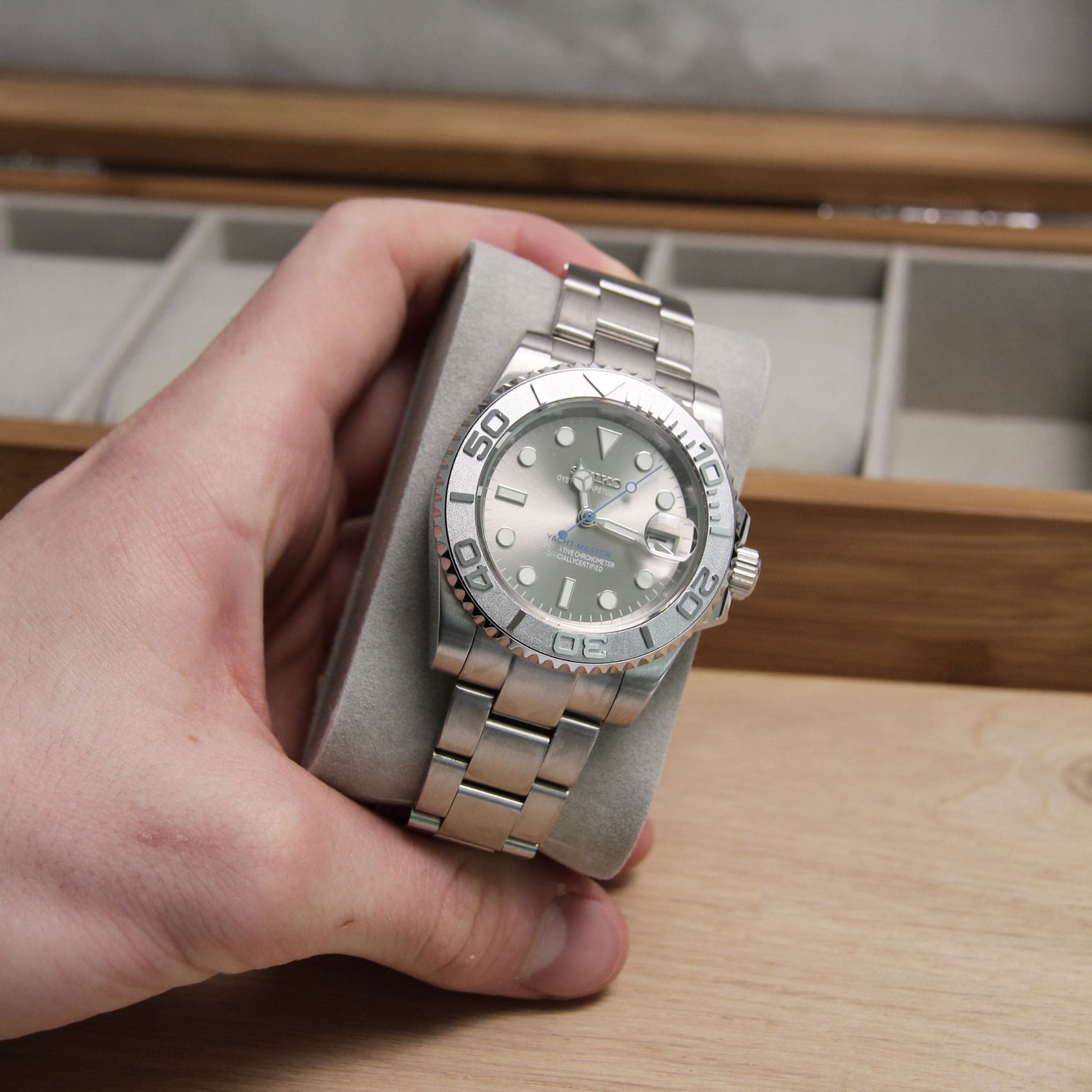 Montre Seiko mod yachtmaster bleu gris vu de face sur coussin