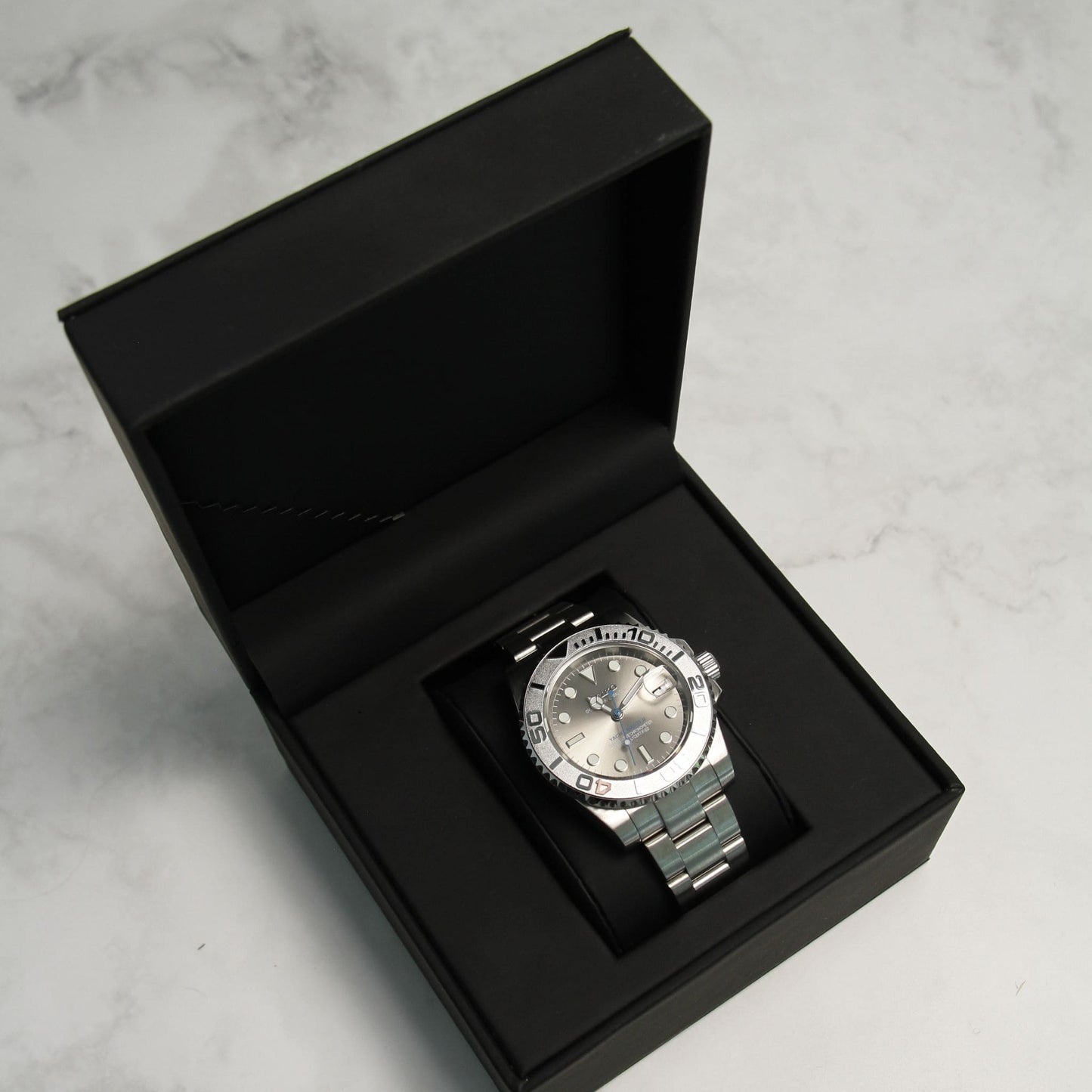 Montre Seiko mod yachtmaster bleu gris dans son écrin Modus Seiko