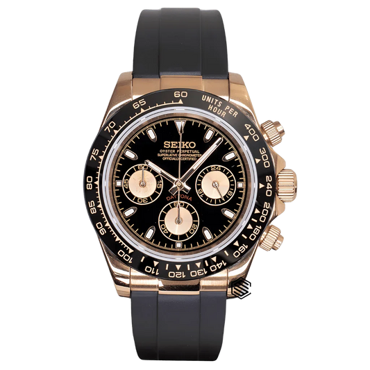 Montre Seiko Mod Daytona Oysterflex en or rose de 40 mm, équipée d'un bracelet en caoutchouc noir et d'un boîtier en acier inoxydable plaqué or rose, offrant une élégance sportive et une performance horlogère exceptionnelle.