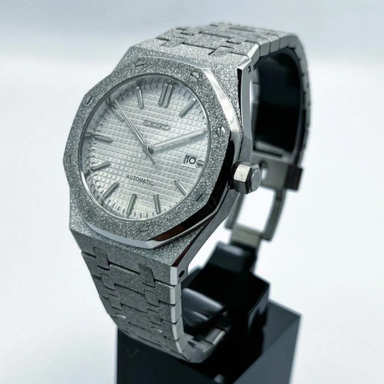 Seiko Mod Royal Oak Frosted Brillante 41mm - Montre automatique personnalisée avec boîtier octogonal en acier inoxydable 316L finition givrée brillante, verre saphir et mouvement Seiko NH35. Fabriquée à la main en France.